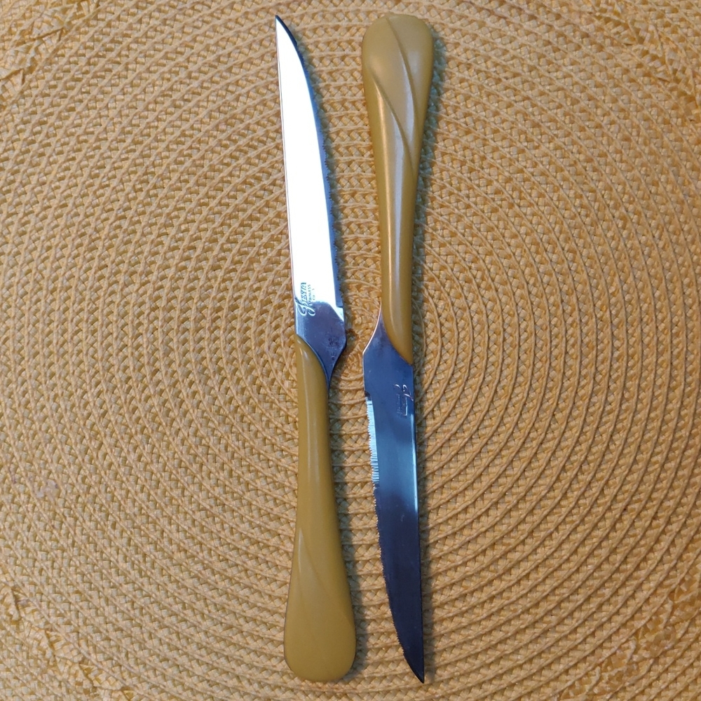 Fiesta Fiestaware 2 piece steak knives set.  Sunflower swirl color